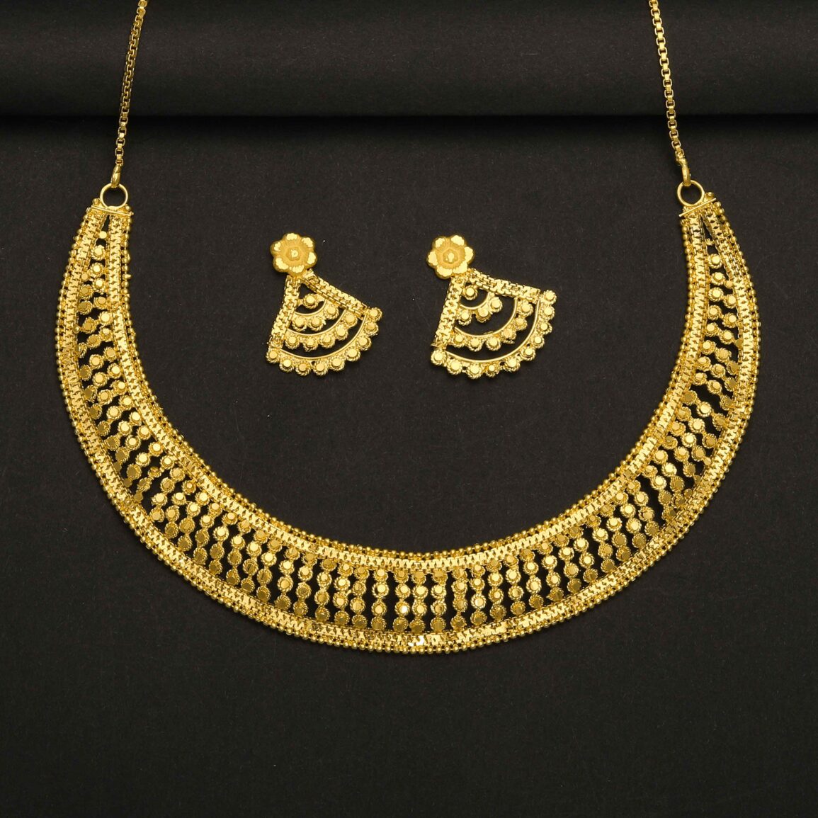 Gold plated round necklace with ear rings set