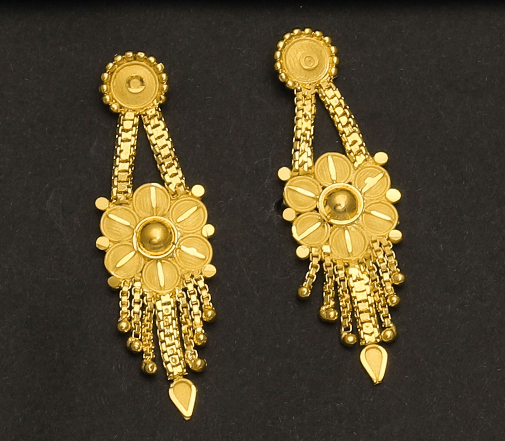 Gold plated flower type necklace with ear rings