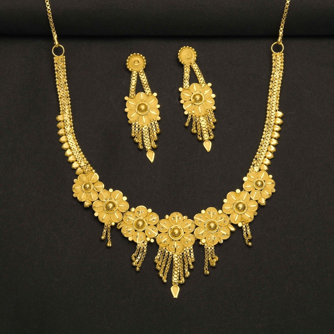 Gold plated flower type necklace with ear rings
