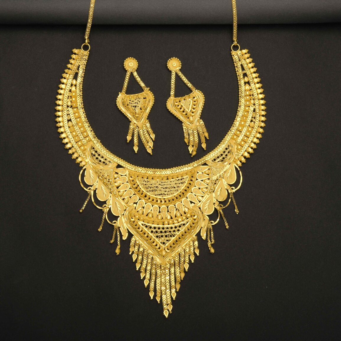 Gold plated party wear necklace set with ear rings