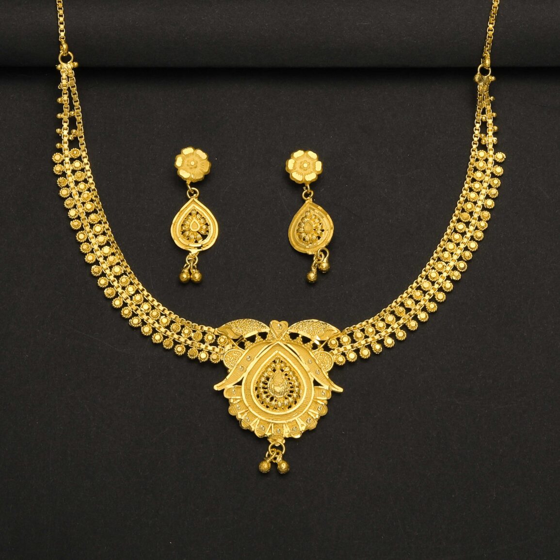 Gold plated round shape necklace with ear rings