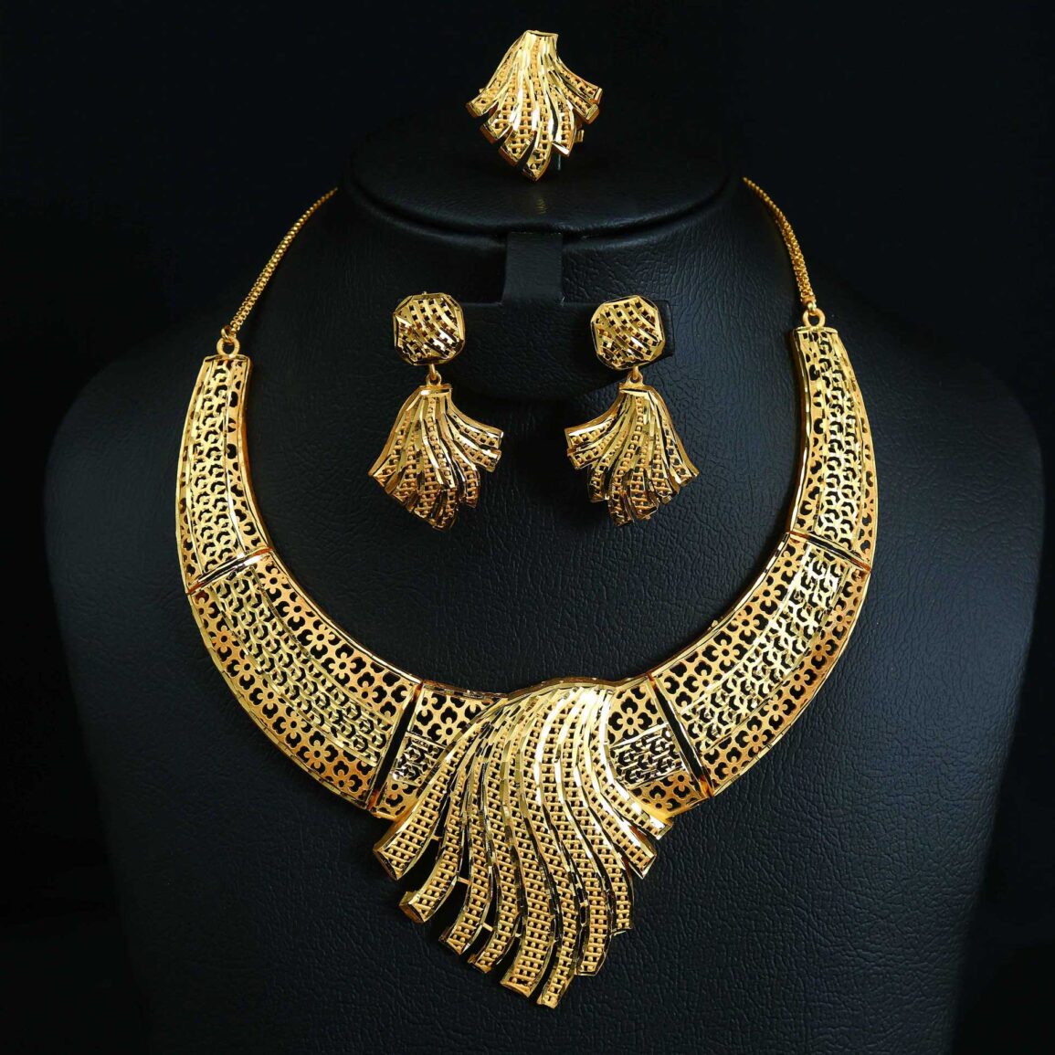 Gold plated elegant design necklace set with ear rings