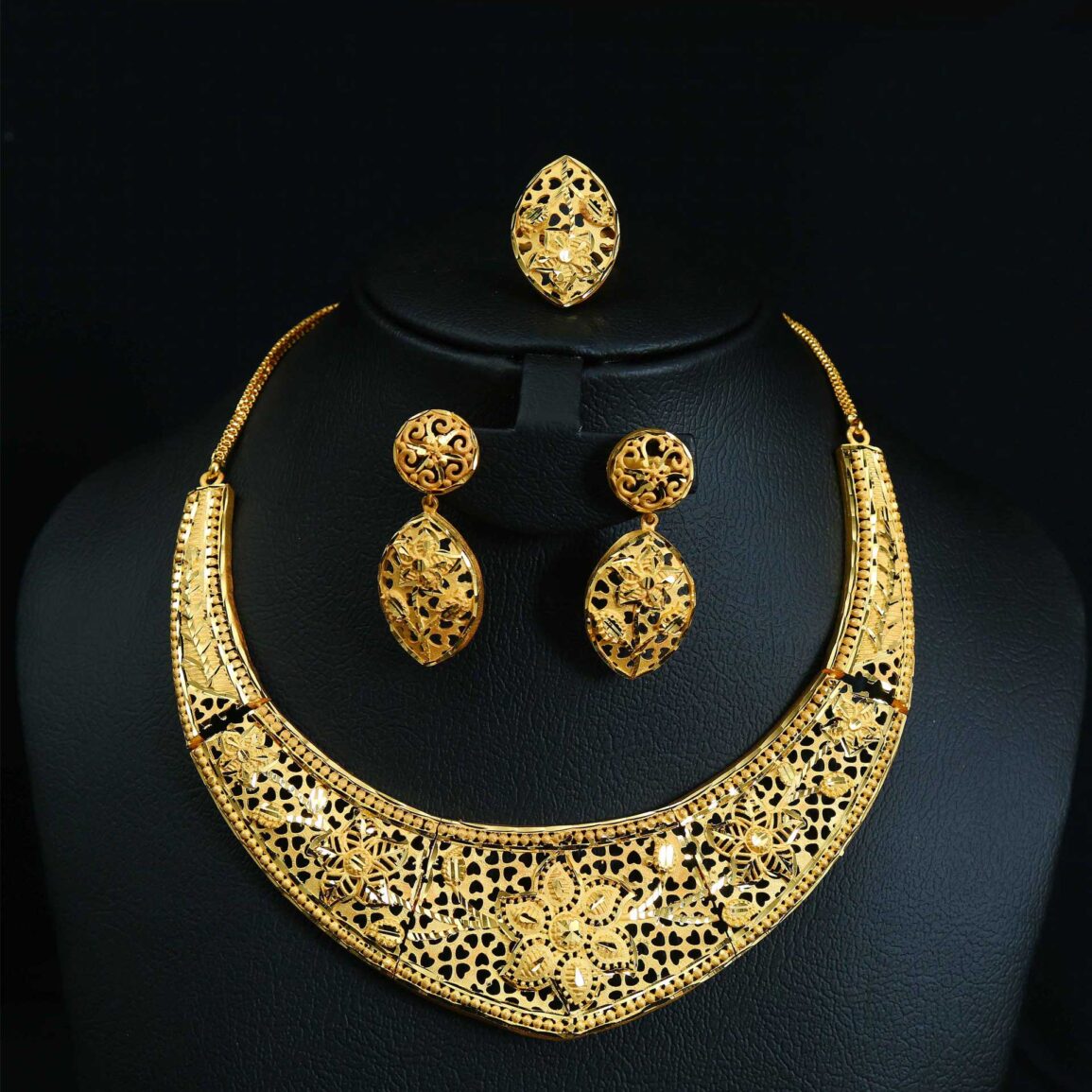 Gold plated round necklace with ear rings set