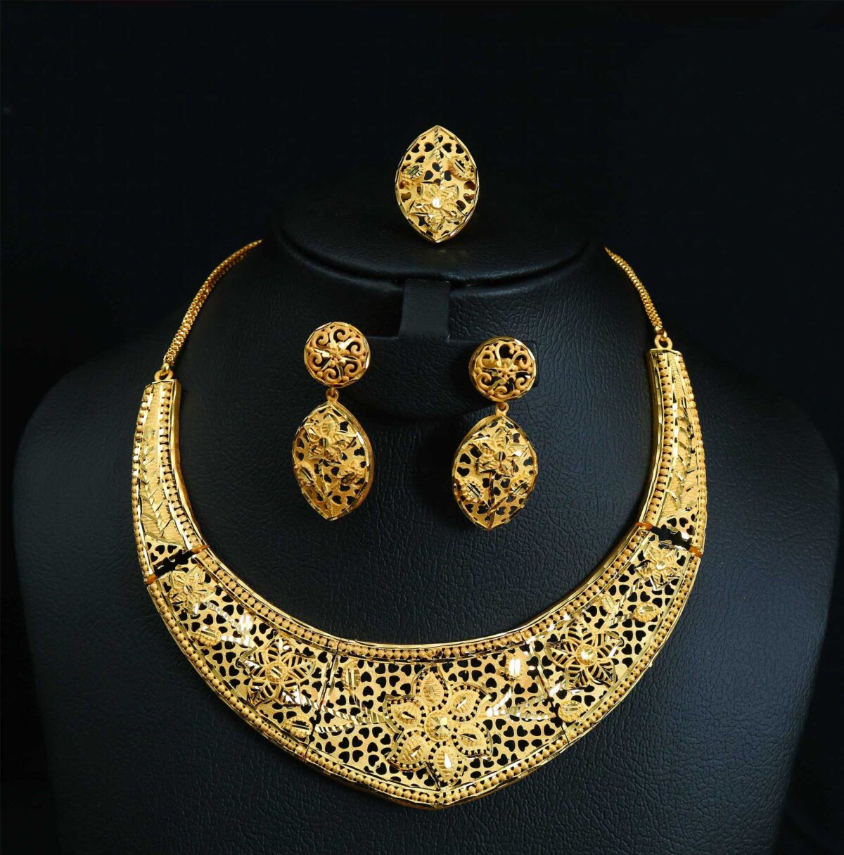 Gold plated round necklace with ear rings set